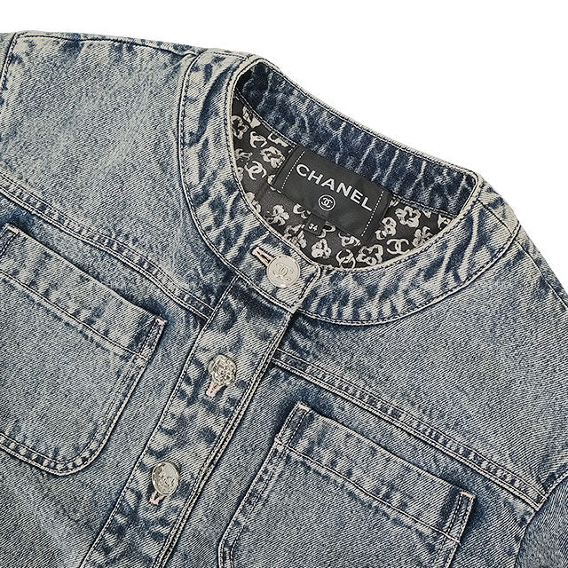 25/26 AW New CHANEL Denim jacket COCO Mark No-Collar Camellia Heart COCO Button Denim Blue Cotton /Washed Denim #34 Silver HW P80310[BRAND NEW][Authentic]
