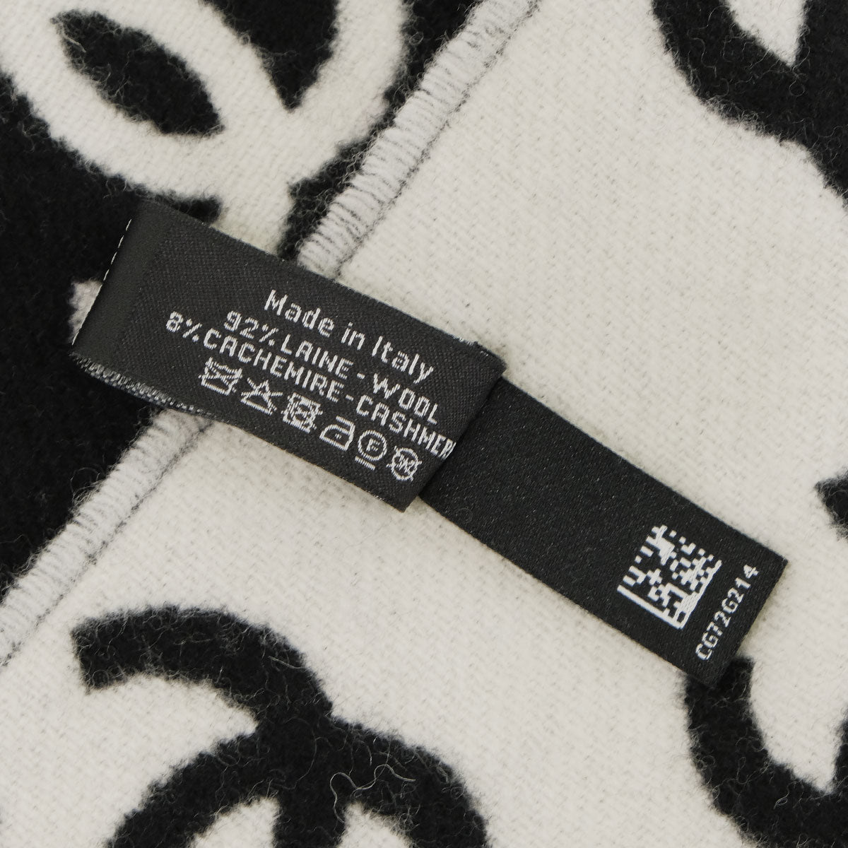 CHANEL Stall Reversible COCO Mark Noir (Black)/Blanc (White) Wool/Cashmere AA7067[BRAND NEW][Authentic]