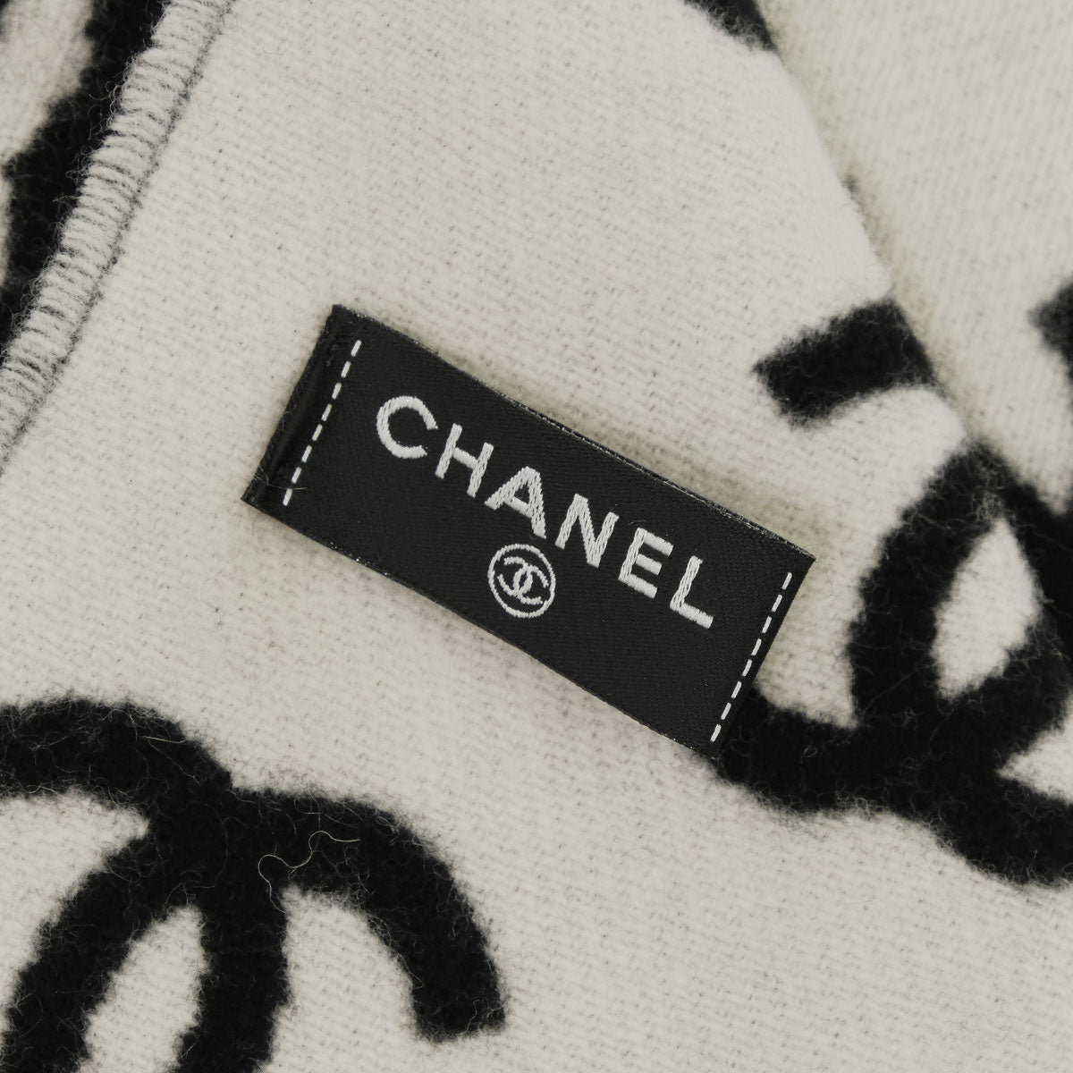 CHANEL Stall Reversible COCO Mark Noir (Black)/Blanc (White) Wool/Cashmere AA7067[BRAND NEW][Authentic]