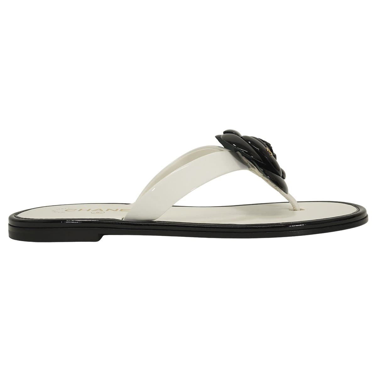 2025/26 Cruise Collection CHANEL sandals Camellia CC Logo Thong Blanc (White)/Noir (Black) Patent Calfskin #39 Gold HW G46988[EXCELLENT][Authentic]