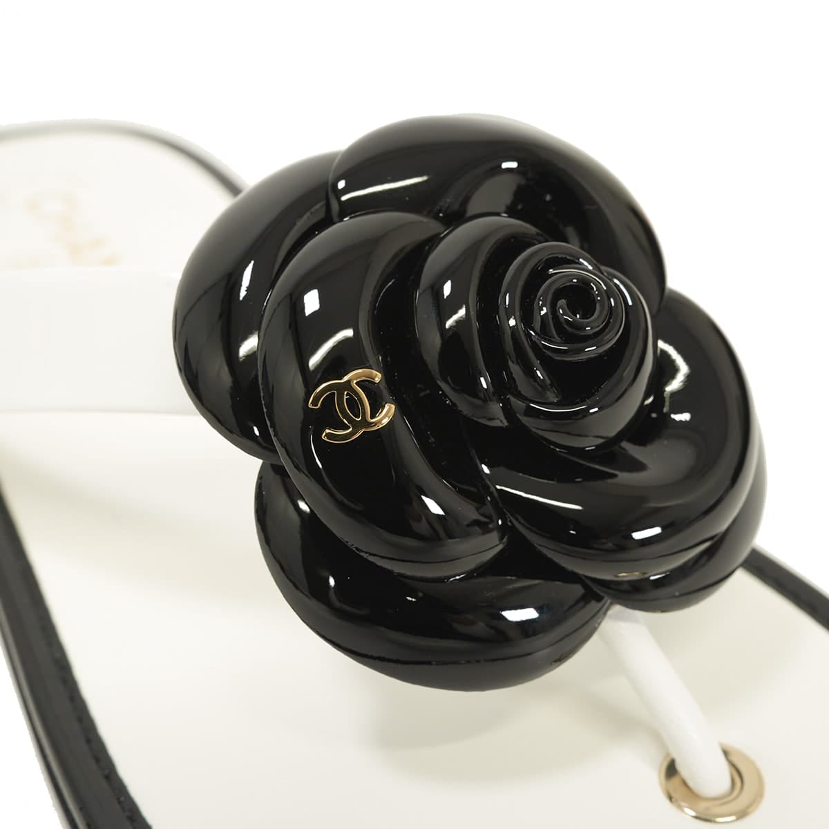2025/26 Cruise Collection CHANEL sandals Camellia CC Logo Thong Blanc (White)/Noir (Black) Patent Calfskin #39 Gold HW G46988[EXCELLENT][Authentic]