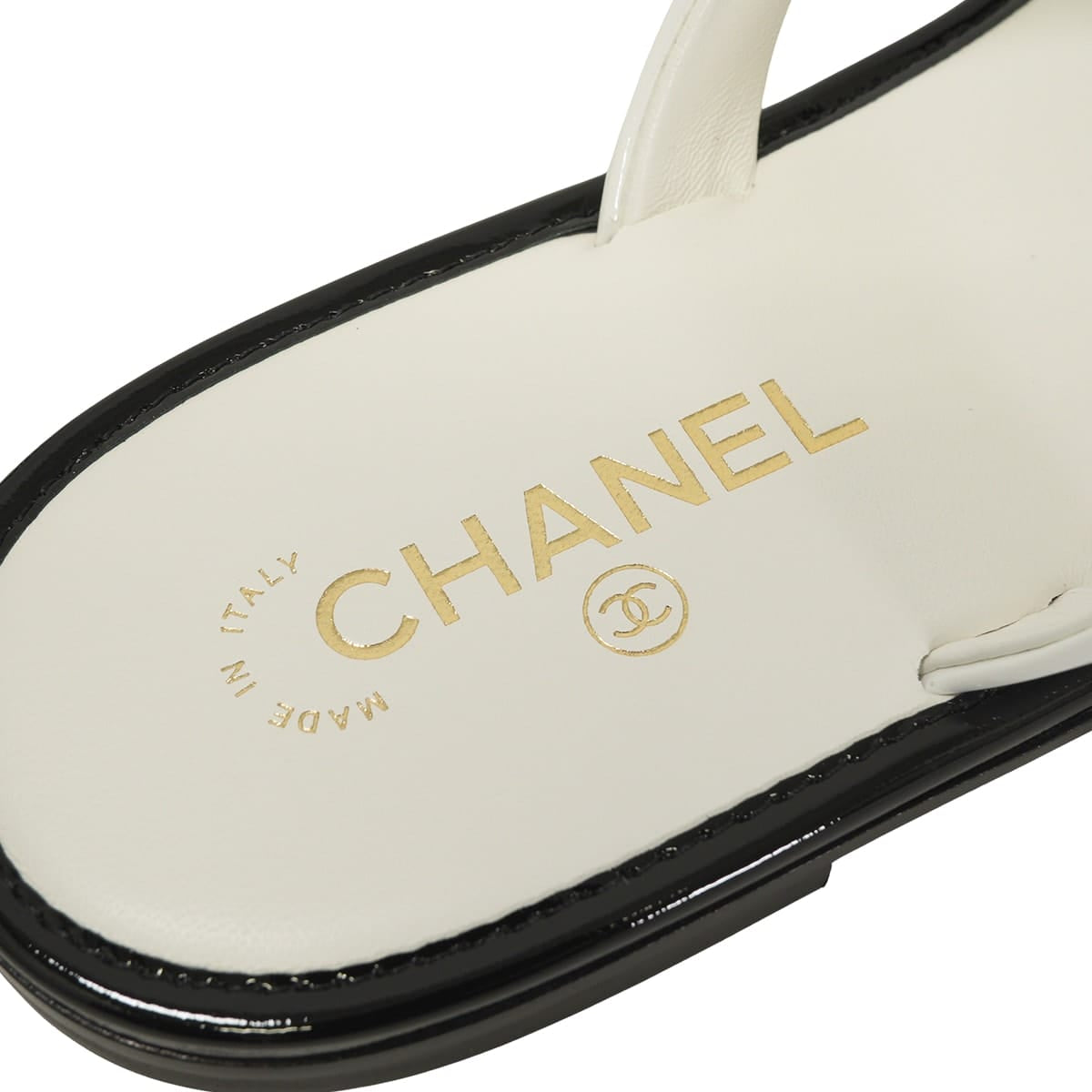 2025/26 Cruise Collection CHANEL sandals Camellia CC Logo Thong Blanc (White)/Noir (Black) Patent Calfskin #39 Gold HW G46988[EXCELLENT][Authentic]