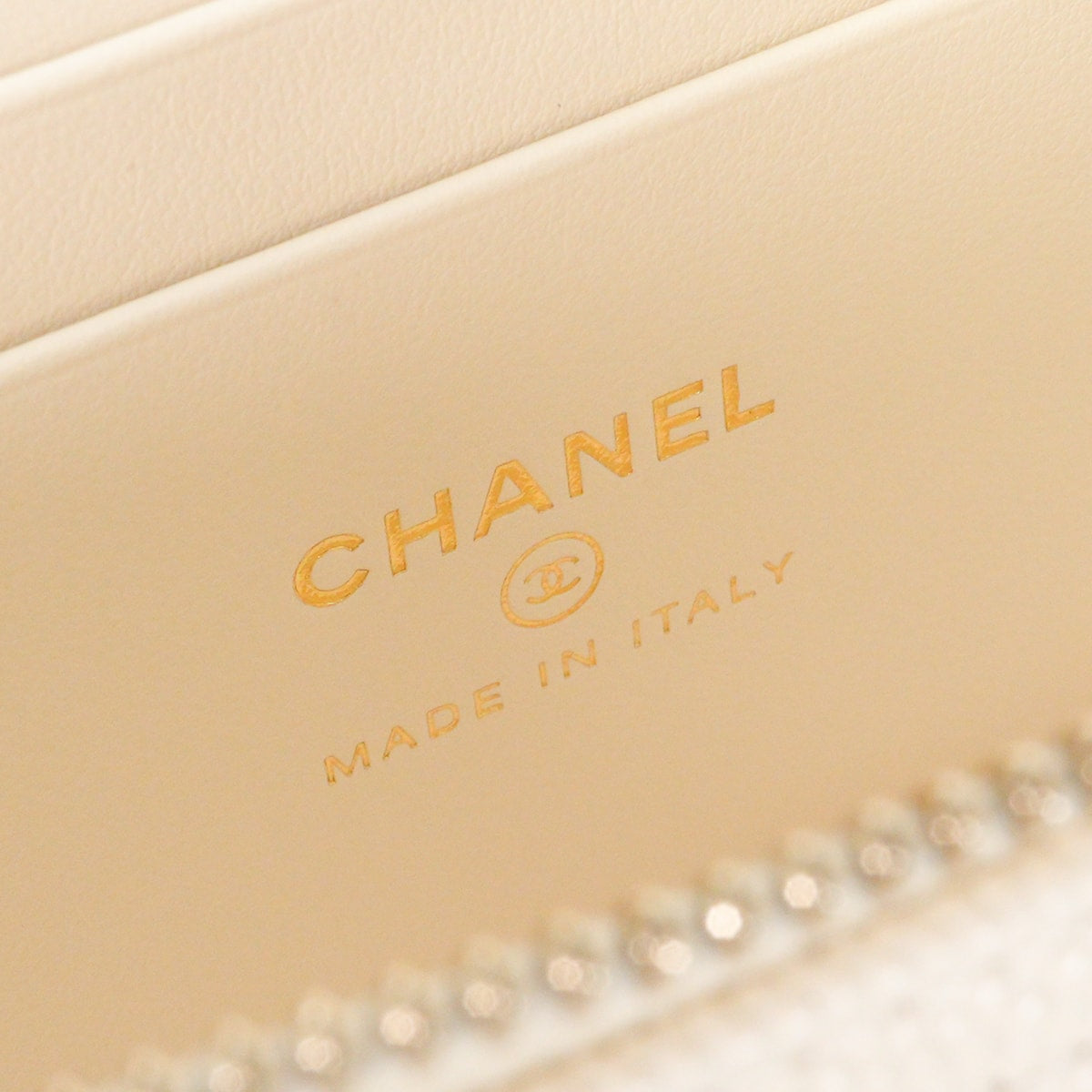 2025 Cruise Collection CHANEL Shoulder bag Chain Matelasse CC Logo Vanity CaseLight Beige Graind Calf(Caviarskin) Champagne Gold HW AP4407[BRAND NEW][Authentic]