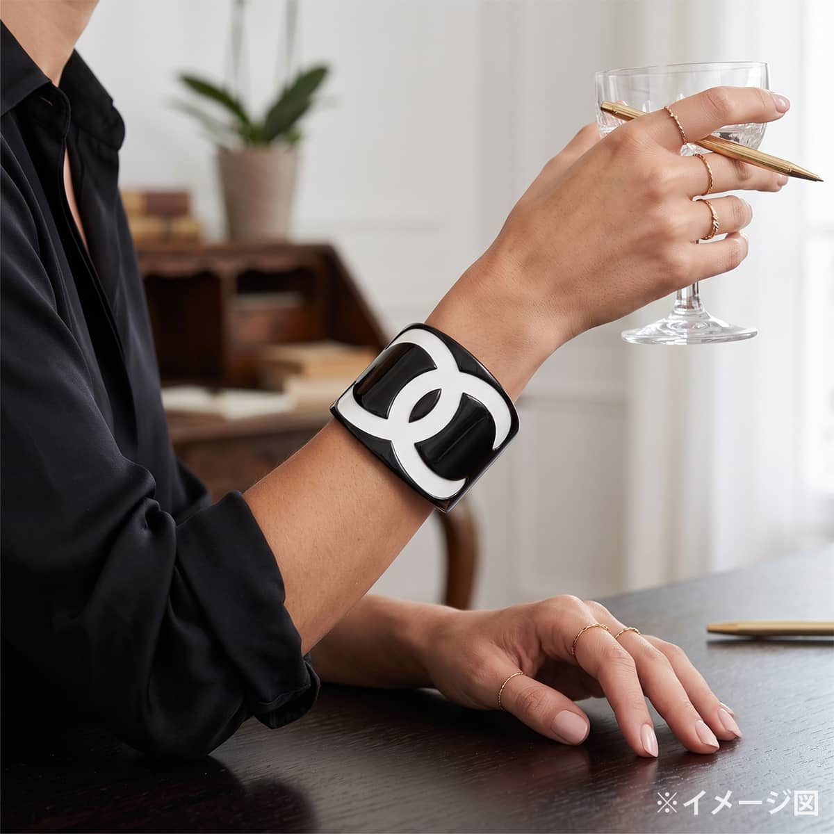 [Pre-loved] CHANEL bracelet Bangle COCO Mark Bicolor Vintage Noir (Black)/Blanc (White) Plastic[LIKE NEW][Authentic]
