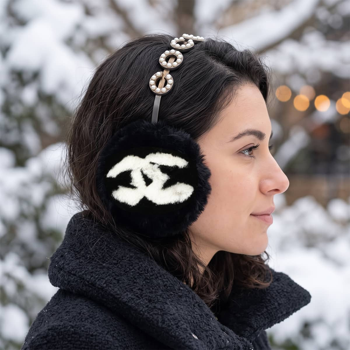 [Pre-loved] 2001AW CHANEL ear protectors Vintage Pearl COCO Mark Fur Noir (Black)/Blanc (White) Lapin A17515[USED A][Authentic]