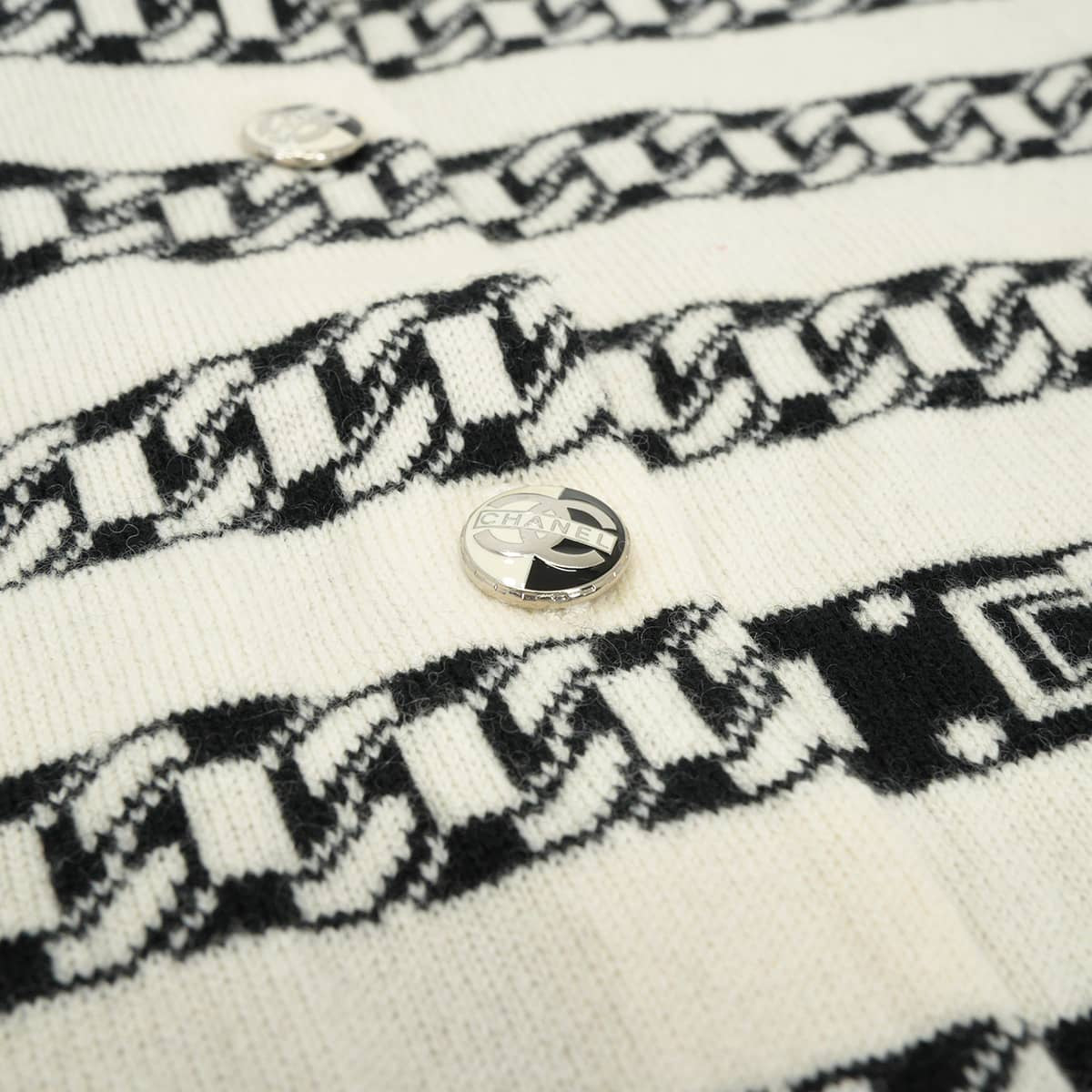 [Pre-loved] 2017SS CHANEL Cardigan Long-sleeved chain jacquard stripes COCO Mark buttonsOff-white/Black Cashmere #44 Silver HW P56113[LIKE NEW][Authentic]