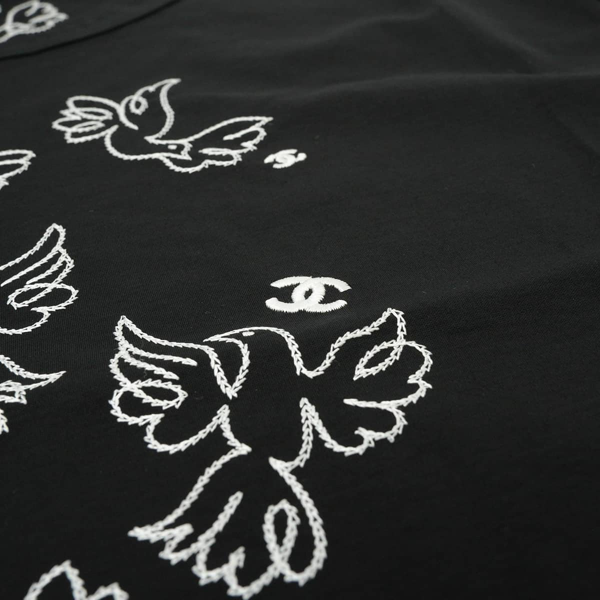 2022 Cruise Collection CHANEL Short sleeve t shirt Jean Cocteau design bird embroidery COCO Mark Noir (Black)/Blanc (White) Cotton #XL Silver HW P72139[EXCELLENT][Authentic]