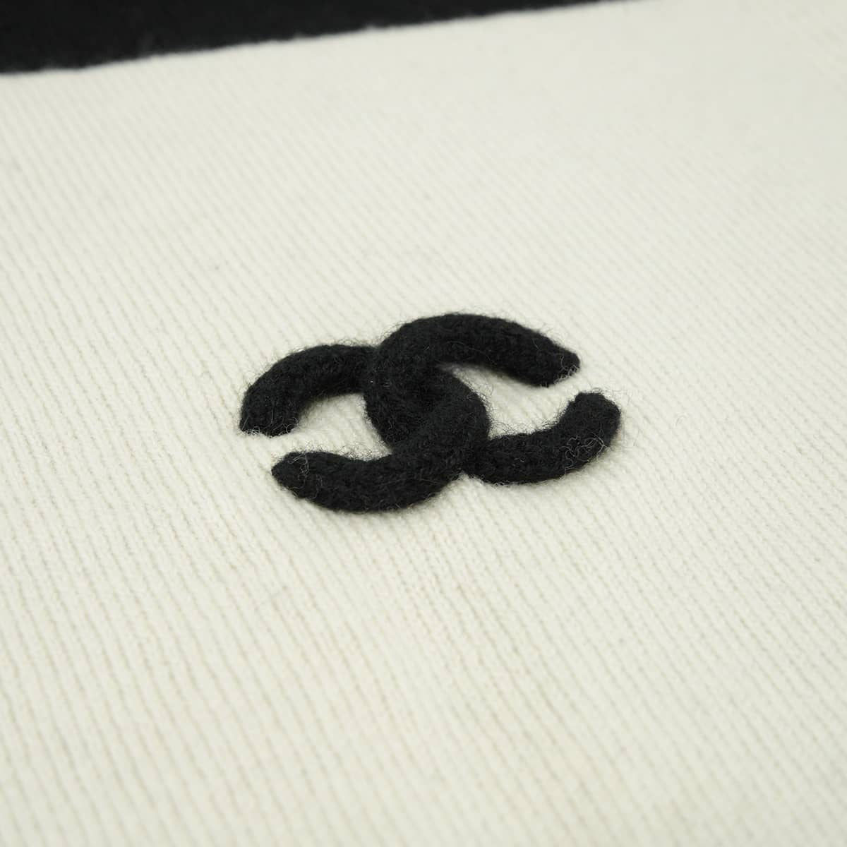 CHANEL Stall Triple COCO Mark Bicolor Noir (Black)/Blanc (White) Cashmere[EXCELLENT][Authentic]